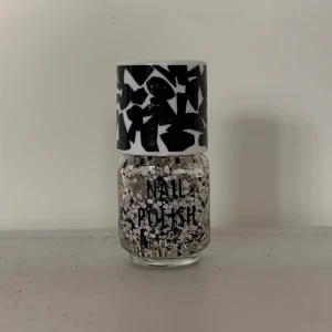 Glitter nagellack  - Ett glitter nagellack man sätter över ett annat nagellack (behöver inte man kan ha det utan ett nagellack under också) Men rekommenderar 100% Priset är otroligt mycket billigare än vad jag köpte det för. andvänt några enstaka gånger men inte ofta ❤️❤️