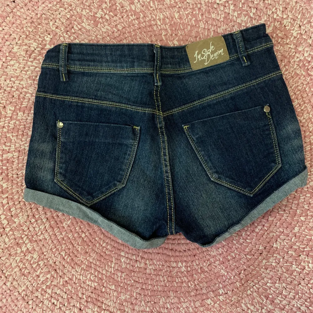 Jeansshorts från Inside Girls Denim (Spanien) storlek 34, dark blue med uppvikt nederkant. Tillverkade i en stretchig och tvättade denim. Stängs med dragkedja och knapp. Använd få gånger.. Shorts.