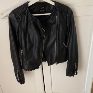 Zara skinnjacka  - Fakeskin, sparsamt använd. Köpt på zara, storlek xs