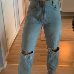 Säljer sjukt fina jeans från Gina Tricot i strl 40 då dem är för stora, knappt använda ca 2-3 gånger. 💞 Nypris 599.