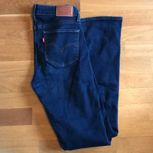 Mariblå bootcutjeans från Levis  - Supersköna marinblå jeans från Levis i modellen 715. Stretchiga i materialet och formar sig superfint. Tror jag köpte de för ca 900kr. Kan skicka/mötas upp! 