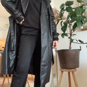 Fejk läderkappa - En snygg fejk läderkappa jag använt endast två gånger, är lite för kort för mig då jag är 1,80! 