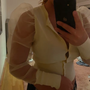 Kofta med puffärm - Världens finaste kofta som är ljusgul! Använt vid 2 tillfällen, iprincip som ny! Älskar den men är inte min stil längre..! Buda!