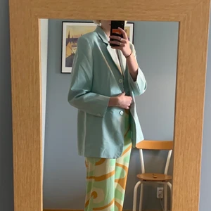 Blågrön kavaj - Den perfekta oversized vårkavajen! Blågrön kavaj, köpt secondhand utan några lappar kvar men estimerar storleken att vara typ M