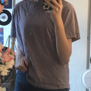 T shirt - Lila tshirt från hm i strl S. Knappt använd. Jag tycker själv att den är ganska kort i modellen. ENDAST SWISCH. KOLLA MIN BIO FÖR MER INFO. 