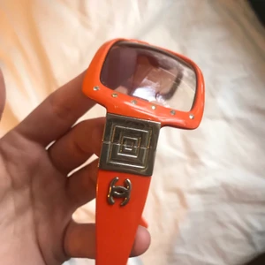 Oranga glasögon  - Super coola oranga glasögon köpta second hand så vet ej om det är fake. Färgen är mer orange än på bilderna. Säljer ändast vid bra bud 💞