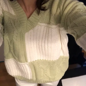 stickad tröja - grön/vit stickad tröja! jätteskönt material, sticks inte alls. nyskick 💕 