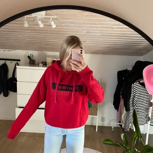 Röd hoodie  - Fin röd hoodie använd fåtal gånger! Stl M men sitter mer som S! 