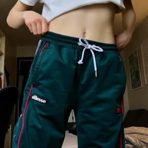 Ellesse byxor - Skitcoola Ellesse trackbyxor med knappar på sidorna i bra skick, använda en gång. Säljer på grund av att de inte är min stil