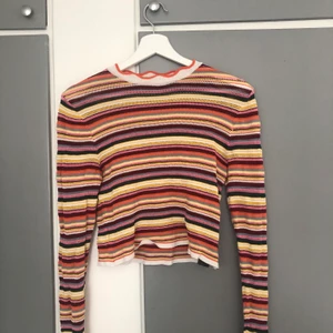 Stickad topp - Säljer den här fjälligt färgglada toppen ifrån zara. Vid intresse eller frågor om plagget kontakta mig privat:)
