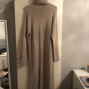 Nelly klänning - Säljer min klänning från Nelly, det är Bianca Ingrossos kollektion med Nelly. Storlek XS men skulle säga att den är lite större i storleken och väldigt stretchig så skulle passa S och M också☺️  aldrig använd då lapp är kvar säljer för 100kr + frakt som ligger på 110kr 