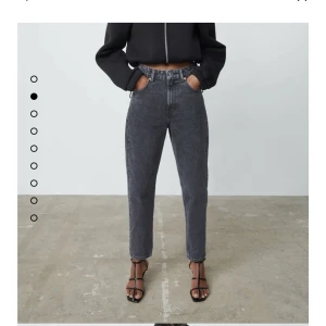 Jeans  - Jättefina jeans💫 Säljer dessa jeansen på grund av att de är för små för mig. Aldrig använda, beställde dem för några veckor sedan (lappen sitter kvar). Skicka till mig vid intresse!!:)