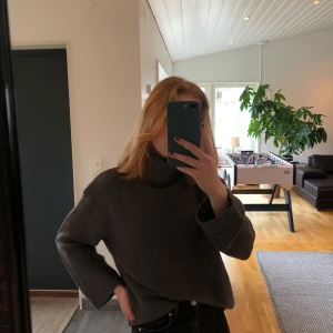 🤎Mörkgrå/brun stickad polotröja🤎 - Stickadstickad polotröja i storlek XS. Köparen står för frakt.😁