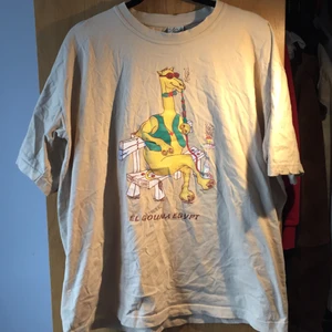 Fet T-shirt  - Stor T-shirt med en kamel på. Den ör lite skrynklig men inte använd så mycket :)