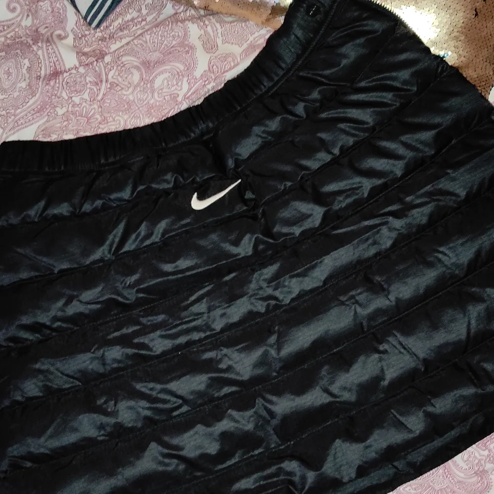 Nike stussy kjol i svart st m .helt ny .kostar 3000 ny. Kjolar.