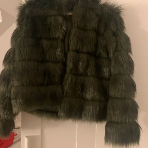 Pälsjacka - En jättefin mörkgrön pälsjacka i nyskick, Aldrig använd, endast testad! Hör av er för mer bilder eller frågor!