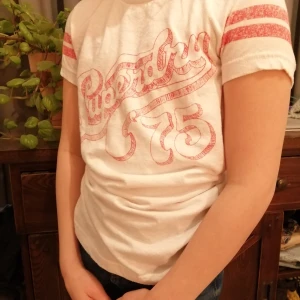   - En super söt vit super dry t-shirt, nästan aldrig använd. Bilderna är tagna på min syster därav av lite lång på henne. 