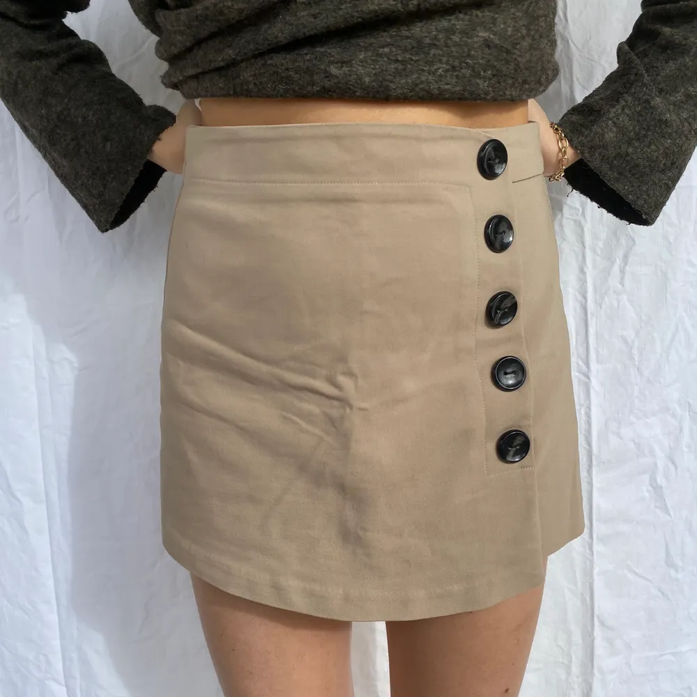 Shorts och kjol i perfekt kombination. Från Bikbok. Bra kvalité och tjockt skönt tyg. Trendig beige eller ljust brun färg. Jättefin passform och superbra skick!. Kjolar.