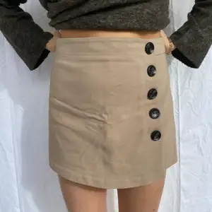 Shorts och kjol i perfekt kombination. Från Bikbok. Bra kvalité och tjockt skönt tyg. Trendig beige eller ljust brun färg. Jättefin passform och superbra skick!