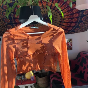 Toppar - Följ min insta @viridi.designs. Där syr jag lite allt möjligt! Bilderna är mina. Går att beställa alla plaggen på bilderna i alla olika färger. Första två kostar 250kr styck och sista 200kr. Frakt tillkommer.