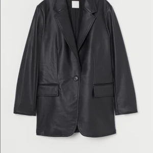 Översize Blazer  - Blazer från H&M i faux skinn , den är översize modell i storlek M .Aldrig använt .