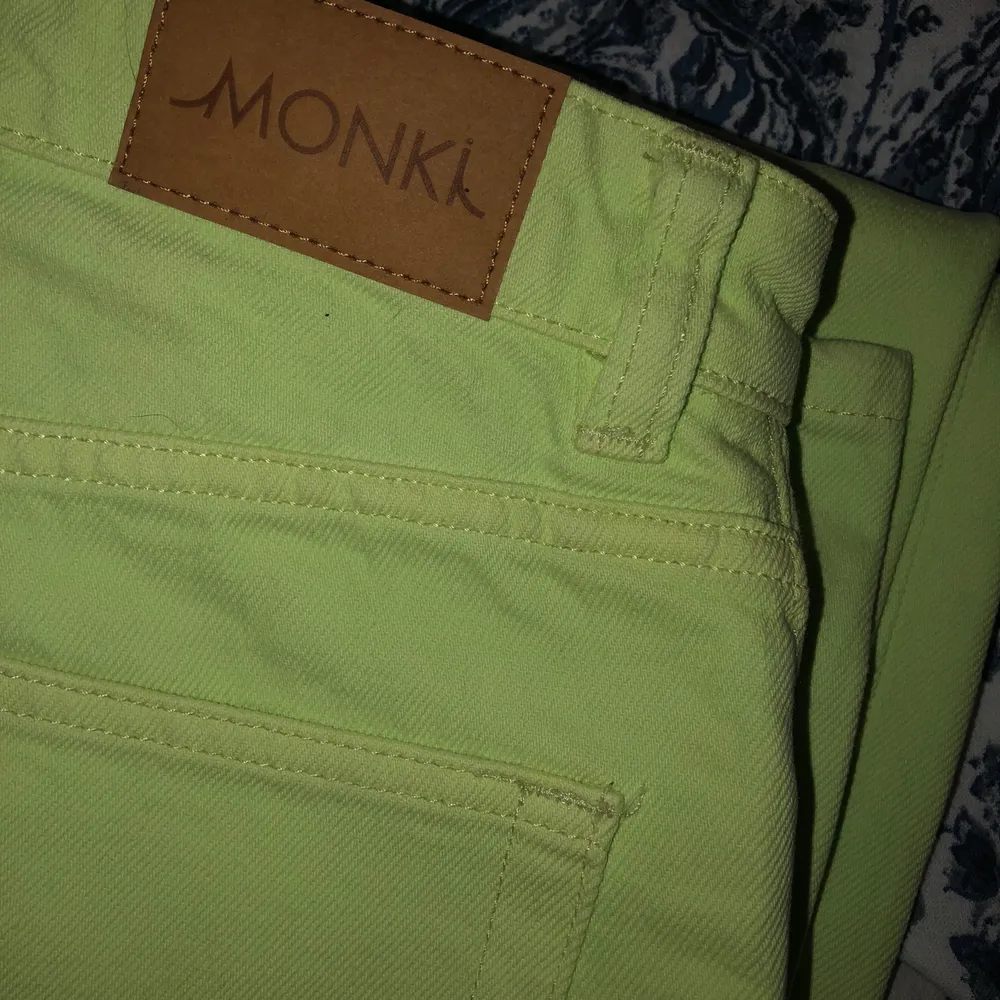 Ett par jeans från Monki i modellen ”Yoko”. storlek 27 i midjan.   Jeansen är högmidjade och har ingen stretch. Jag har bara använt dem en gång. Skit snygg färg och vida i benen. Ny priset på jeansen var 400 kr. Just nu slutsålda på Monki. . Jeans & Byxor.