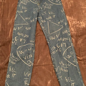 Jeans aldrig andvänd - Jeans ifrån Shein jag har aldrig använt dom för att jag tog den i för stor storlek. Frakten är 45kr som tillkommer