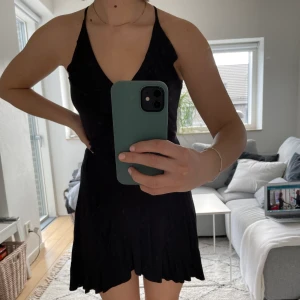 Svart klänning - Svart klänning med volanger🌟 100 kr ex frakt☺️ I storlek M som passar mig som normalt har S