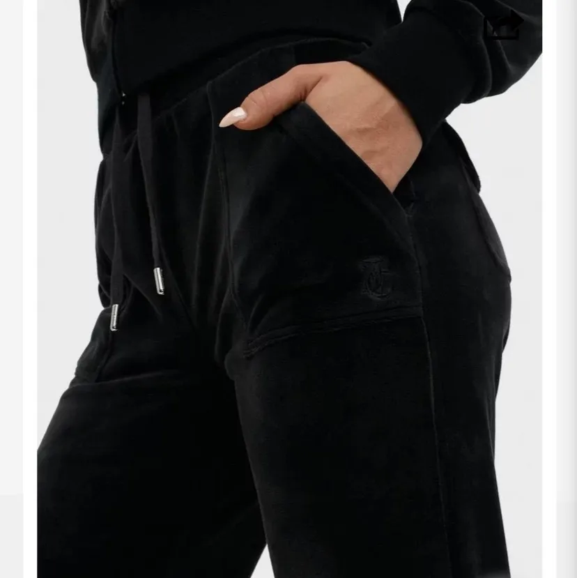 Svarta juicy Coutore mjukis, det är en L men skulle säga att de är mer som en m. Kan skicka fler bilder privat också hur de ser ut på . Jeans & Byxor.