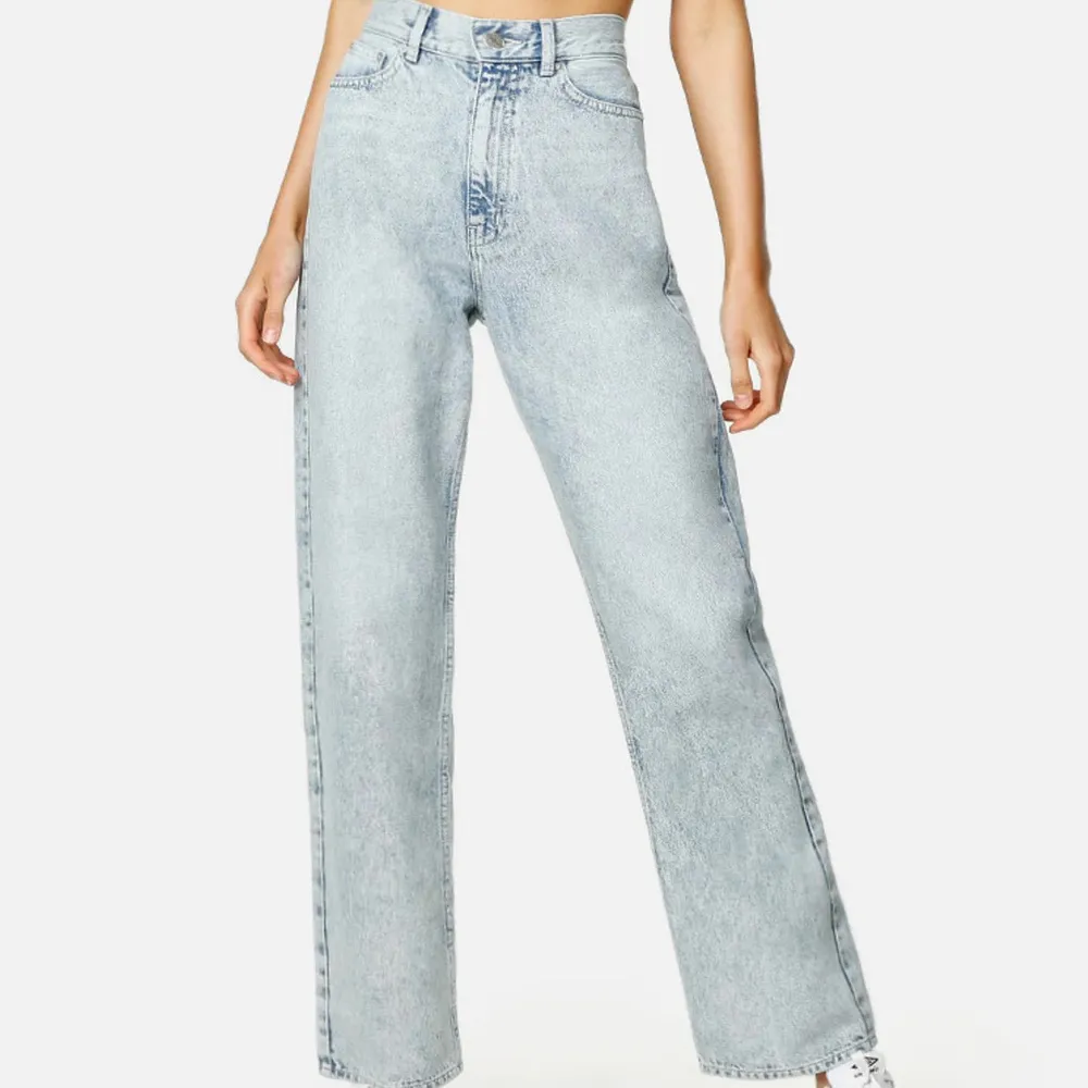 Säljer dessa straight off jeans från Junkyard då dom inte passade på mig. Byxorna har knappt använts och ser så gott som nya ut! Säljs för 250 kr, frakt är ej inkluderad! Ordinarie pris 499 kr!. Jeans & Byxor.