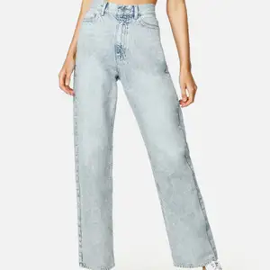 Säljer dessa straight off jeans från Junkyard då dom inte passade på mig. Byxorna har knappt använts och ser så gott som nya ut! Säljs för 250 kr, frakt är ej inkluderad! Ordinarie pris 499 kr!