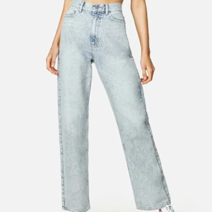 Blåa straight jeans från Junkyard - Säljer dessa straight off jeans från Junkyard då dom inte passade på mig. Byxorna har knappt använts och ser så gott som nya ut! Säljs för 250 kr, frakt är ej inkluderad! Ordinarie pris 499 kr!