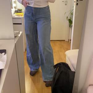 Vida jeans från na-kd🤍 för lång och för stora i min smak, jag är S och 164,5. Endast använda ett fåtal ggr så det är nyskick💗 liten slitning på vänster ben, nypris ca.499
