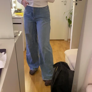 Vida jeans - Vida jeans från na-kd🤍 för lång och för stora i min smak, jag är S och 164,5. Endast använda ett fåtal ggr så det är nyskick💗 liten slitning på vänster ben, nypris ca.499