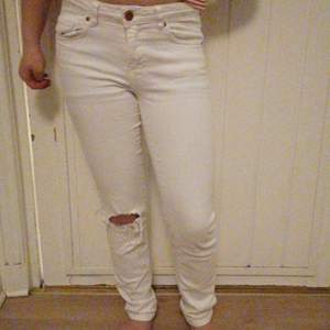 jag säljer mina vita jeans från GinaTricot använda endast 10 gånger jag köpte jeansen men tröttnade snapt på dom men nu fins det till försäljning buda eller köp direkt för 100 kr kan hämtas upp i Uppsala eller skickas på posten köparen står själv för fraktkostnaden på 60kr 