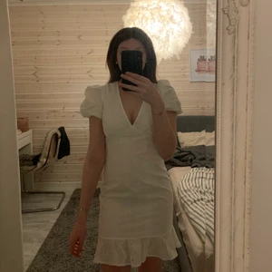 Klänning  - Helt ny klänning från nakd, tänkte ha som studentklänning men hittade en annan så säljer därför denna. Slutsåld på hemsidan!!🤎 nypris var 449kr 