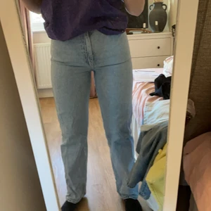 Weekday Rowe jeans - Mina fina rowejeans från weekday! Säljer då jag växt ur de☹️Nypris 500kr