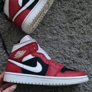 Jordan 1 mid - Säljer mina Jordans 1 mid i storlek 39 då de inte används så mycket. De är sparsamt använda och köpta på Footlocker! Kartong och kvitto följer med! Tvättar de nogrannt innan de skickas! Bud från 1000, höj med minst 50 kr