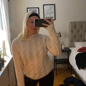 Supermysig stickad tröja från NAKD  - Mjuk stickad tröja med större stickningar från nakd! Använd 2 gånger! Strl M men passar en S, även en xs för lite oversized fit!!