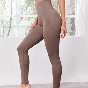 Träningstights - Så fina träningstights, är mer rosa i verkligheten🦋 I nyskick då de bara är använda en gång, säljer då jag har för mycket träningskläder, Formar kroppen perfekt. Dem är ganska stretchiga, inget känt märke på den men kvaliten är superbra