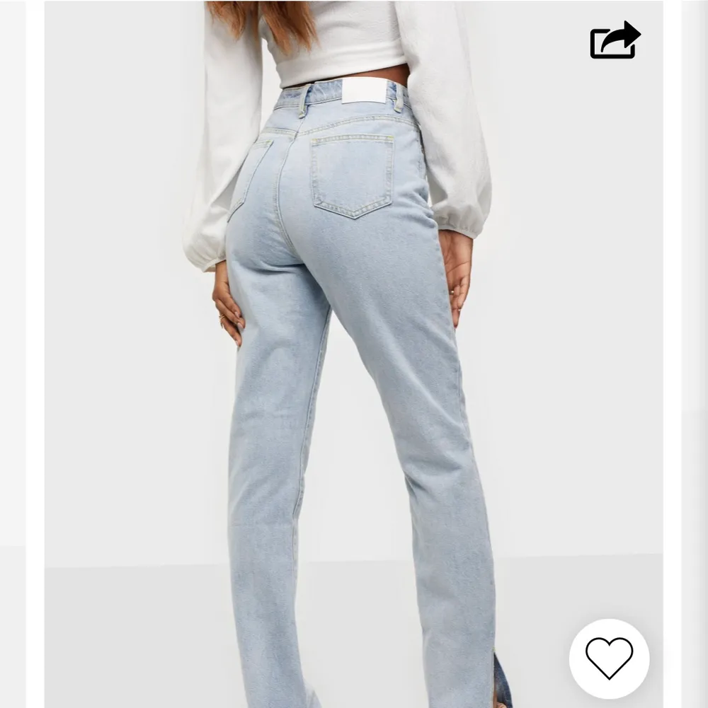 Super snygga jeans som dock är för stora. Jätte fin färg😃 Bud från 399kr. Jeans & Byxor.