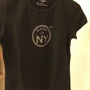 Topp med glitter - Fin topp med glitterstenar på. Liten i storlek. 