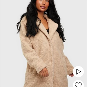 Teddy jacka 🧥  - Storlek L, väldigt mysig och varm, helt oanvänd och fräsch. Köptes för 350kr och säljer den för 200kr! 