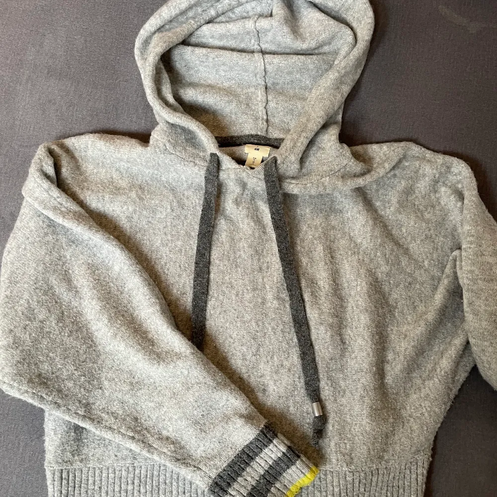 Stickad hoodie från PRINGLE x HM! Supermysig och varsamt använd men smått nopprig vid nerkanten. Coola gula detaljer och snygg till vardags! Storlek M men passar S-L. Buda i kommentarerna vid hög efterfrågan!😍🥰. Tröjor & Koftor.