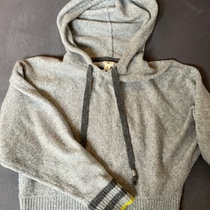 Stickad hoodie  - Stickad hoodie från PRINGLE x HM! Supermysig och varsamt använd men smått nopprig vid nerkanten. Coola gula detaljer och snygg till vardags! Storlek M men passar S-L. Buda i kommentarerna vid hög efterfrågan!😍🥰