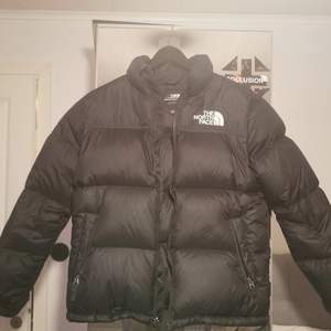 En fin puffer jacket köpt förra året, jackan är i storlek junior xl/vuxen xs. Den är i perfekt skick och är perfekt för vintern och höstem