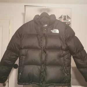North face puffer 1996 nupste jacket - En fin puffer jacket köpt förra året, jackan är i storlek junior xl/vuxen xs. Den är i perfekt skick och är perfekt för vintern och höstem