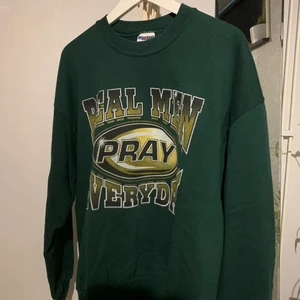 Sweatshirt  - Köpt secondhand, lite sprucken i trycket men inte alls mycket. Vet inte storleken men skulle gissa på en oversized s.