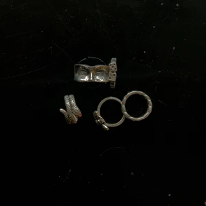 Silvriga ringar - Ringar jag haft sen länge men inte använder längre, om du undrar något eller vill se ringarna på skriv till mig