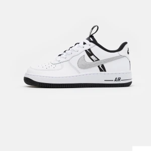 Nike air force 1 - Säljer dessa Nike air force 1 i väldigt bra skick. Använda fräscht. Hör av vid intresse.